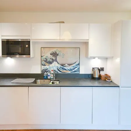 Bright One Bedroom Clifton City Pad *
